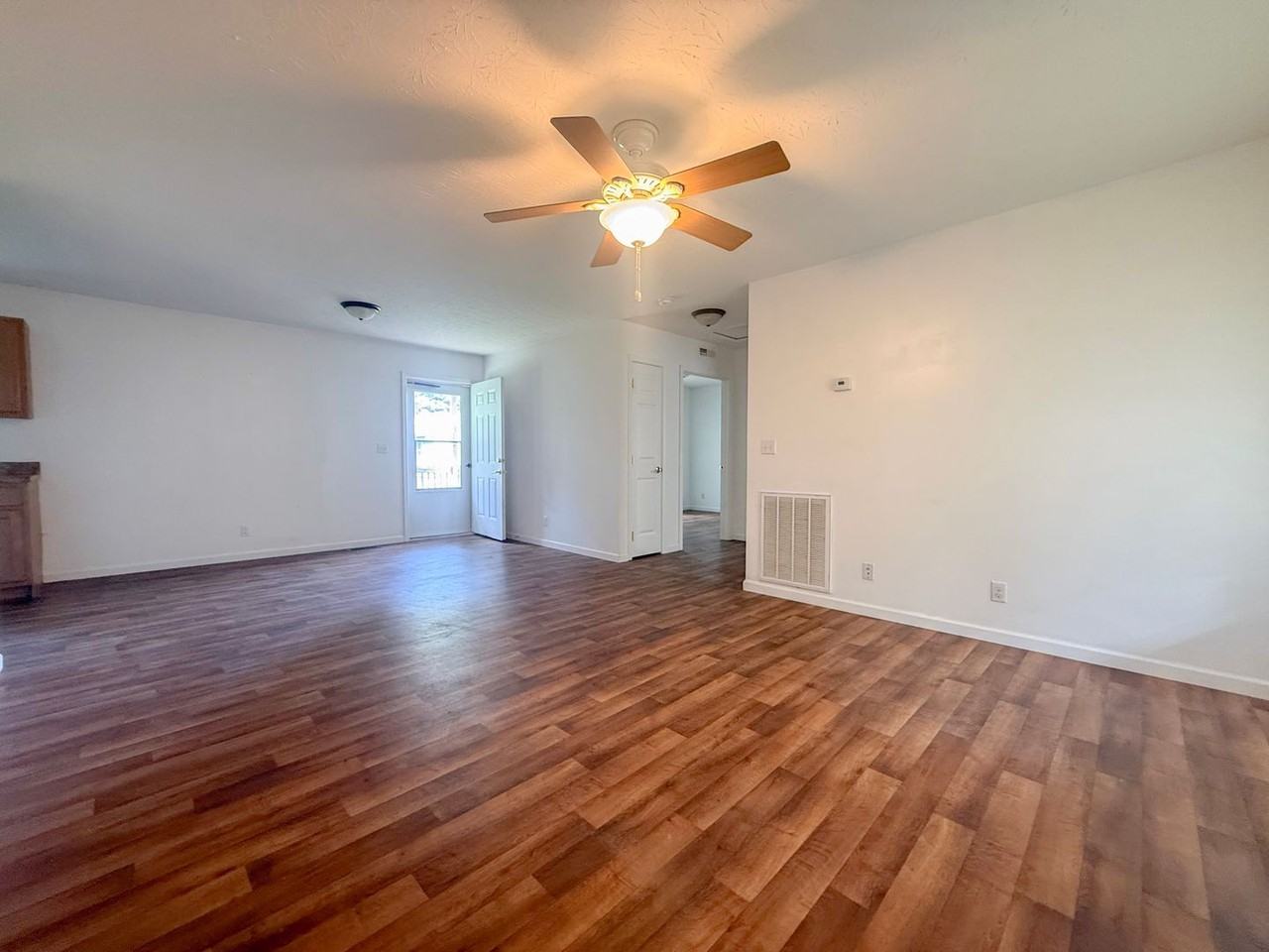 137 Mccawley St - Photo 4 of 26