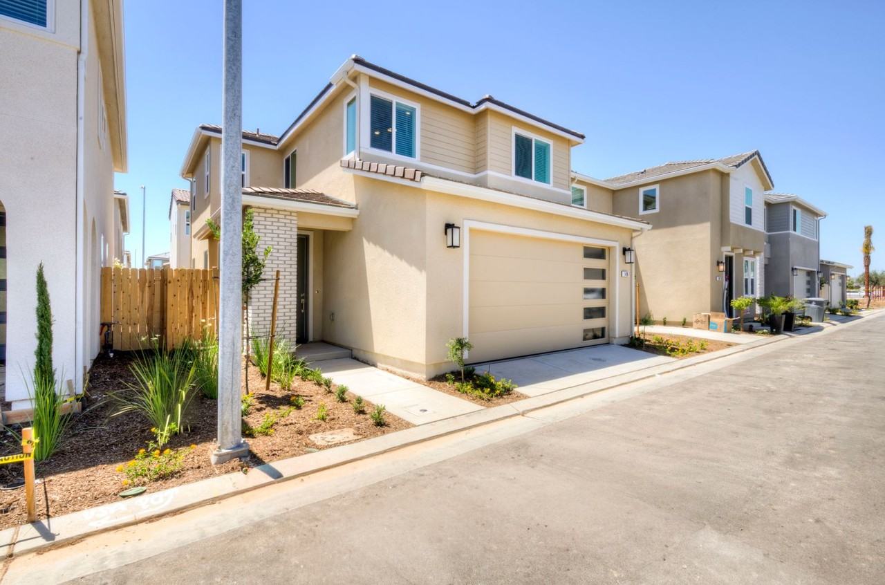 1498 Vintage Ln - Photo 2 of 19