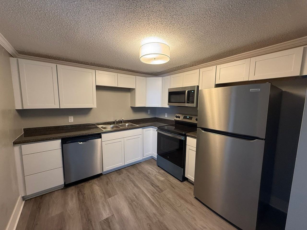 7596 Broad St #B - Photo 4 of 8
