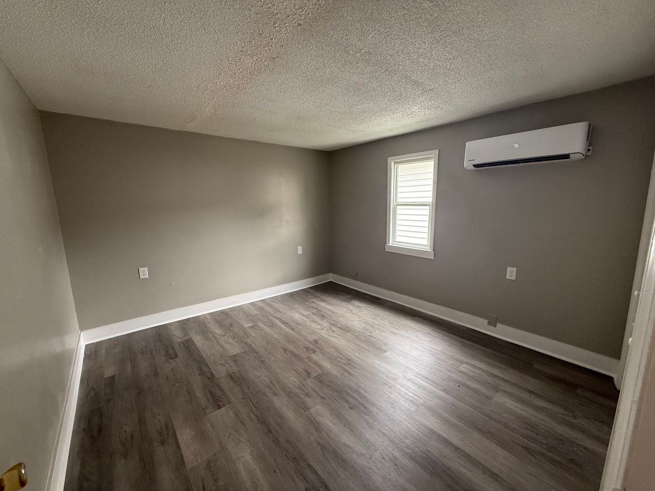 7596 Broad St #B - Photo 5 of 8
