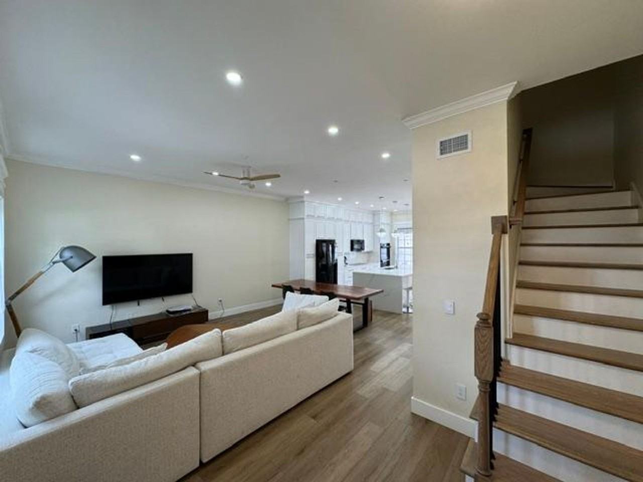 537 Campus St - Photo 2 of 37