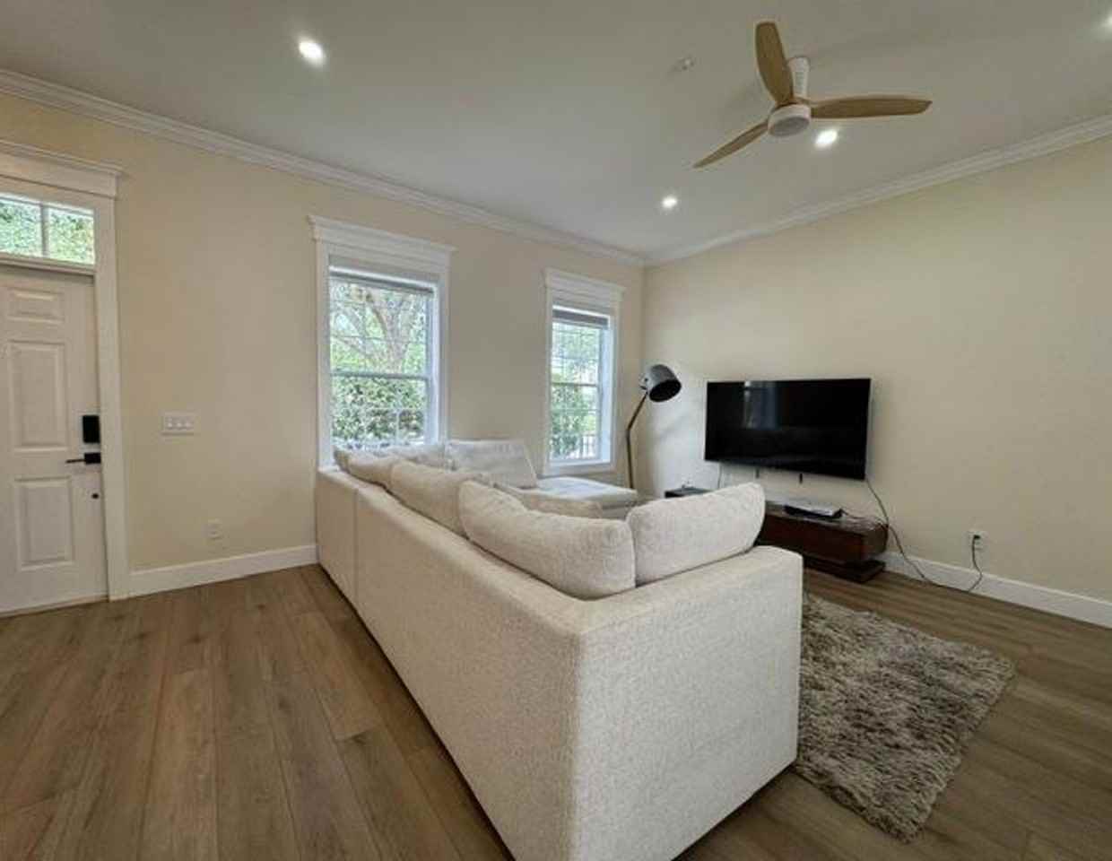 537 Campus St - Photo 3 of 37