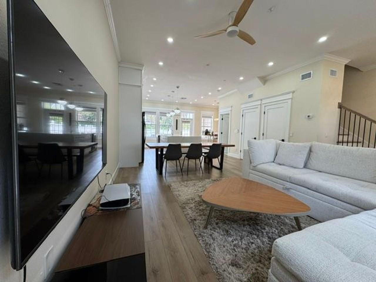 537 Campus St - Photo 4 of 37