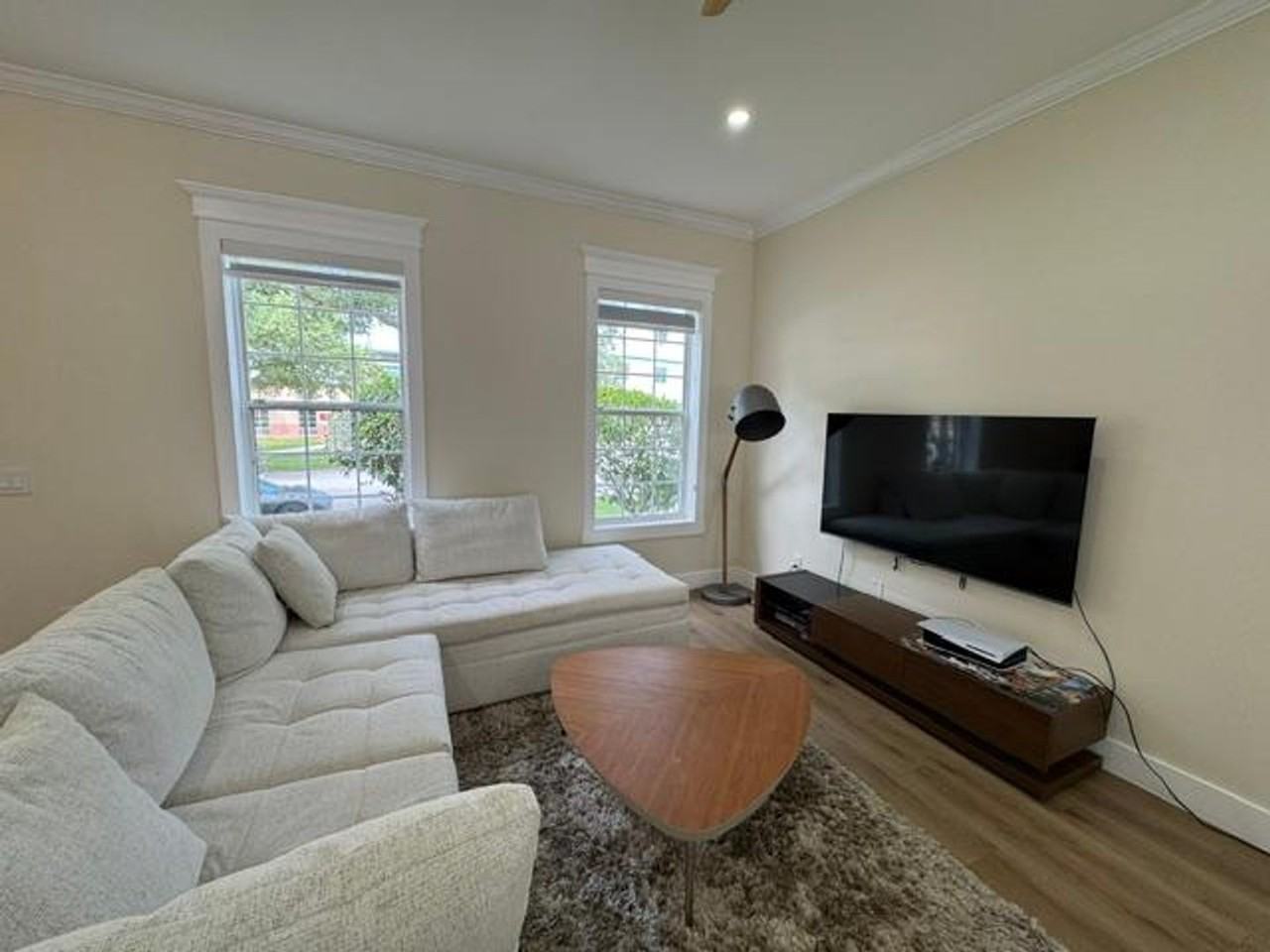 537 Campus St - Photo 5 of 37