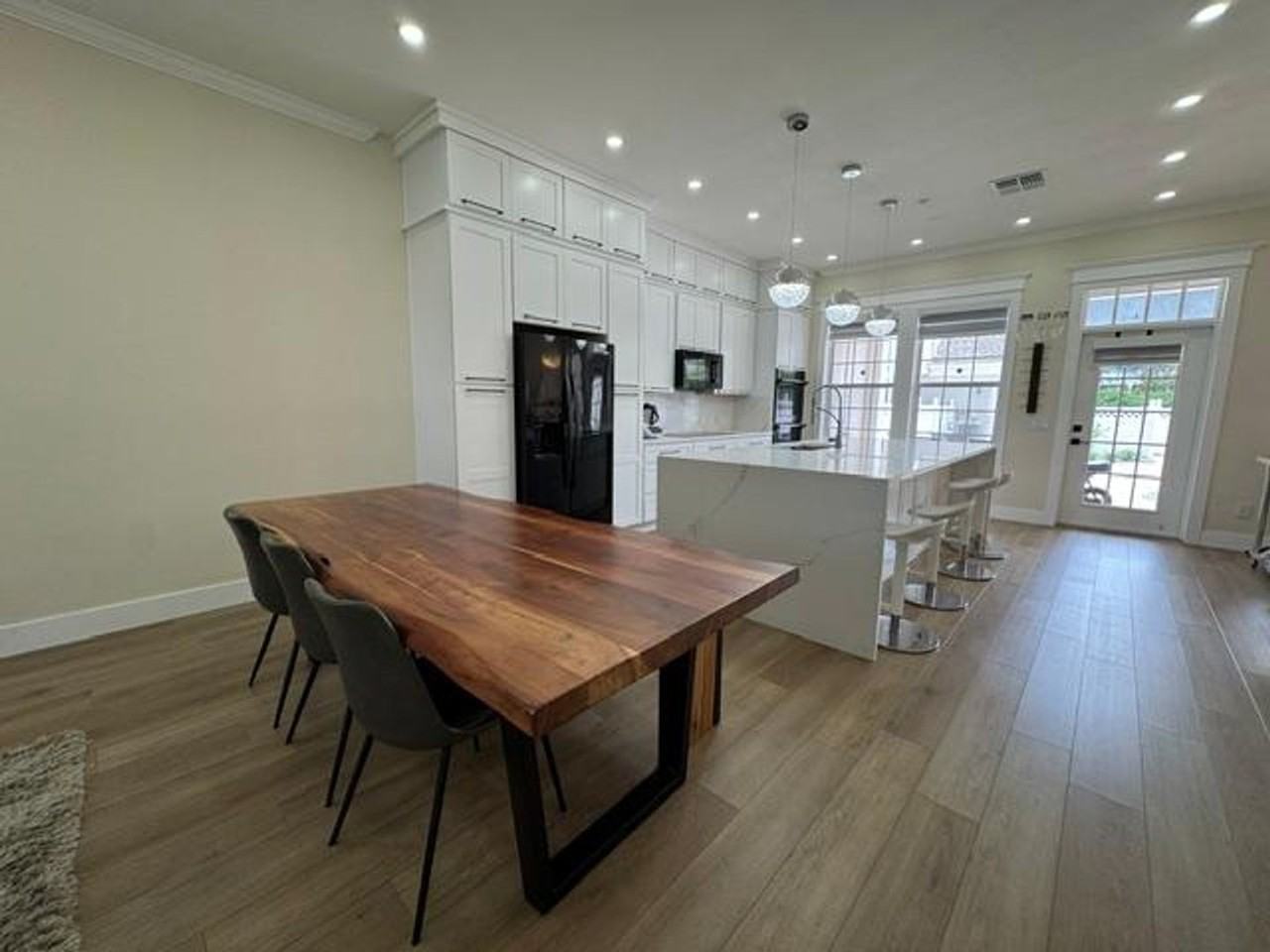 537 Campus St - Photo 7 of 37