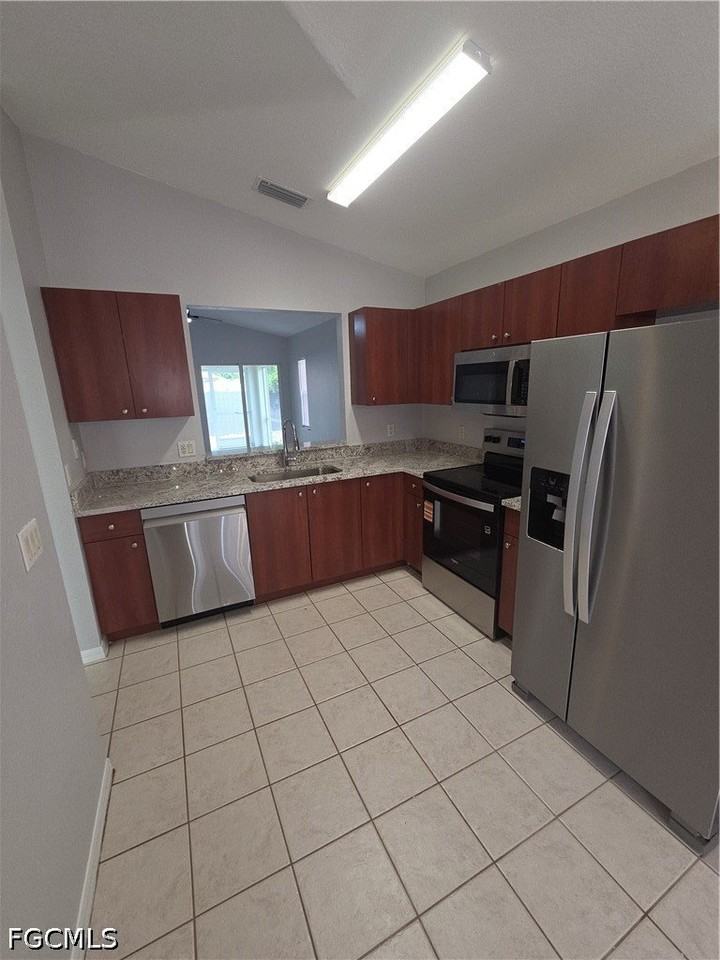 1032 Se 11th St #1 - Photo 2 of 11