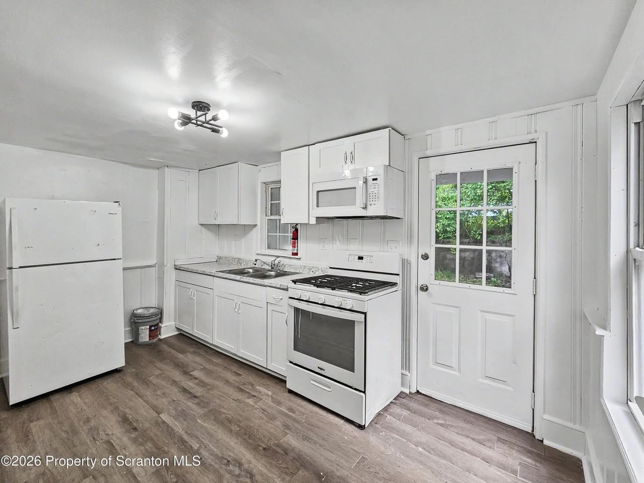 907 Green Ridge St #R - Photo 3 of 14
