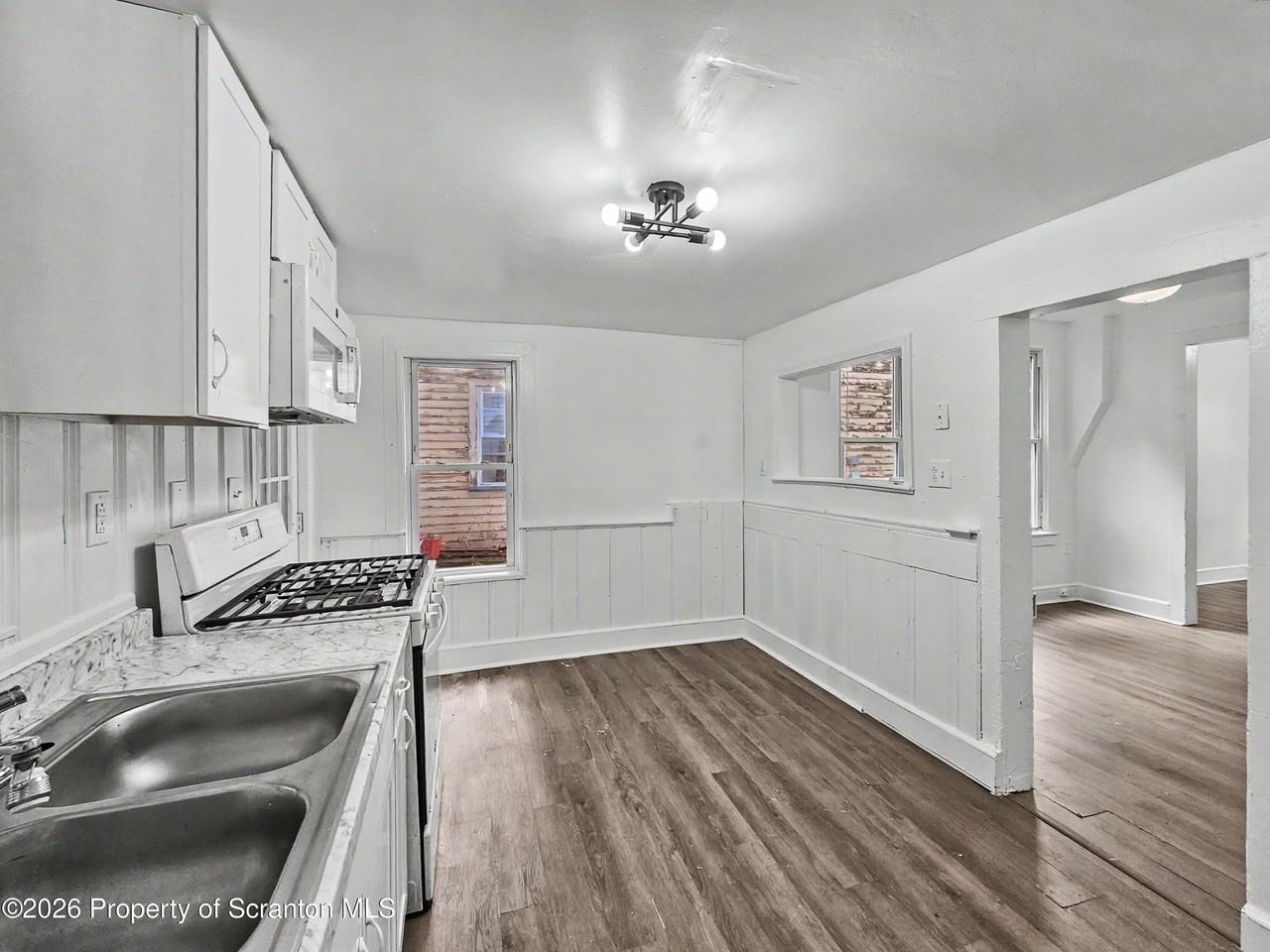 907 Green Ridge St #R - Photo 4 of 14