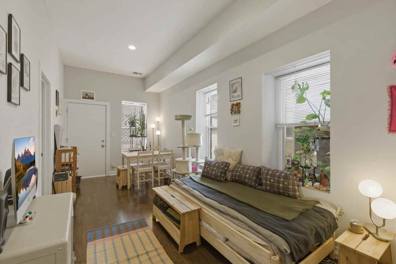 1854 W 18th St #1R - Photo 2 of 10