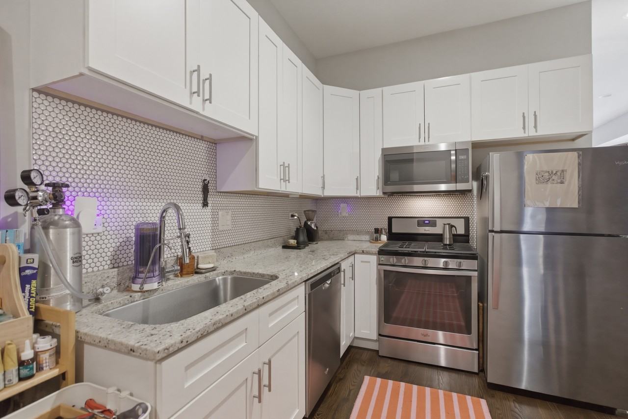 1854 W 18th St #1R - Photo 5 of 10