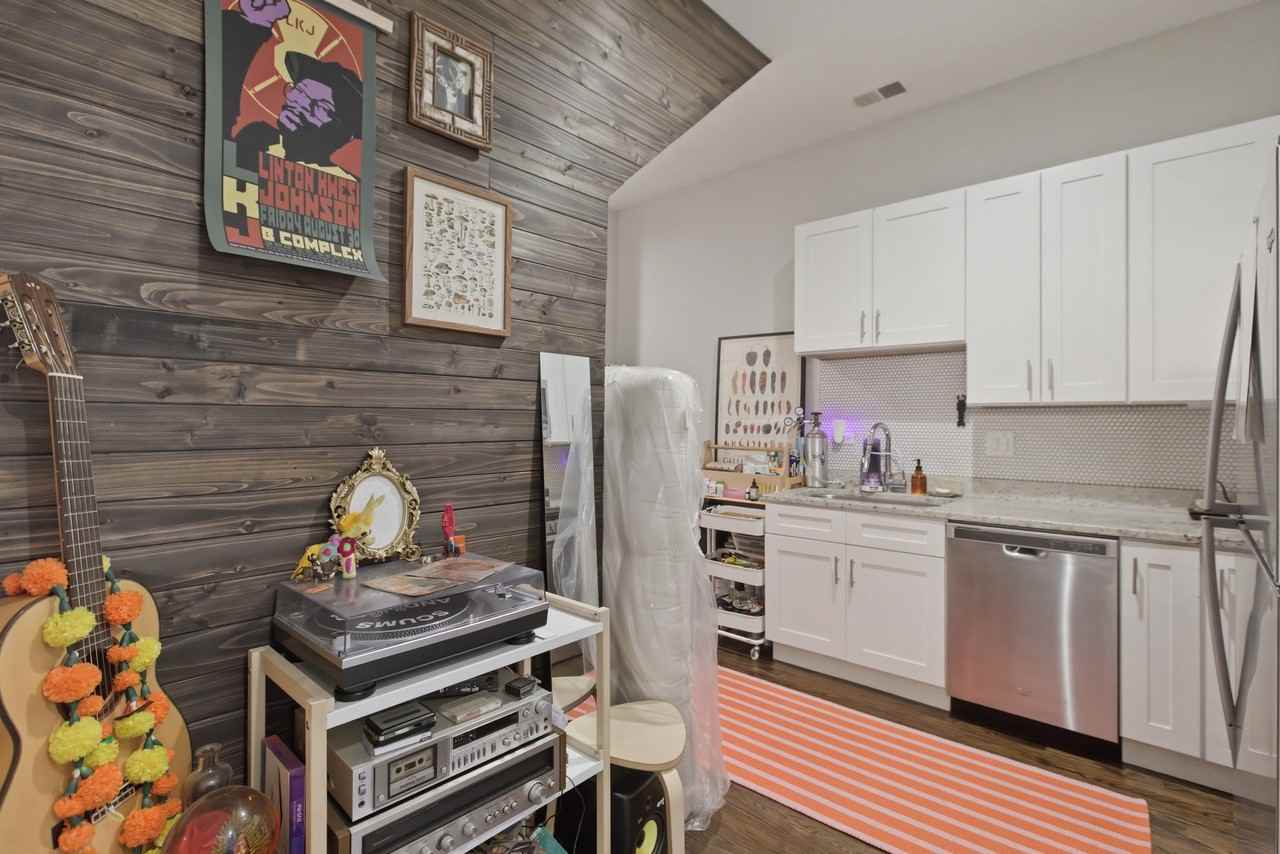 1854 W 18th St #1R - Photo 6 of 10