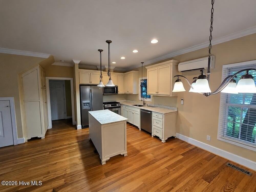 221 Pollock St - Photo 3 of 10