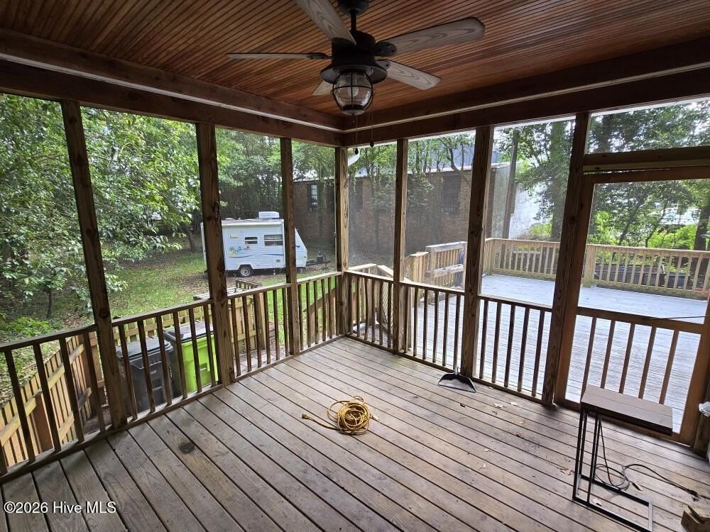 221 Pollock St - Photo 4 of 10