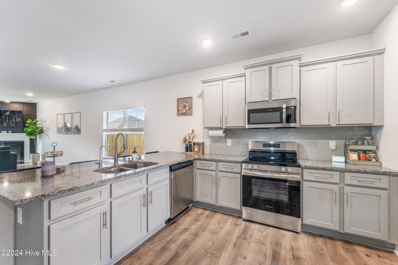 1003 Manhattan Ct - Photo 4 of 21