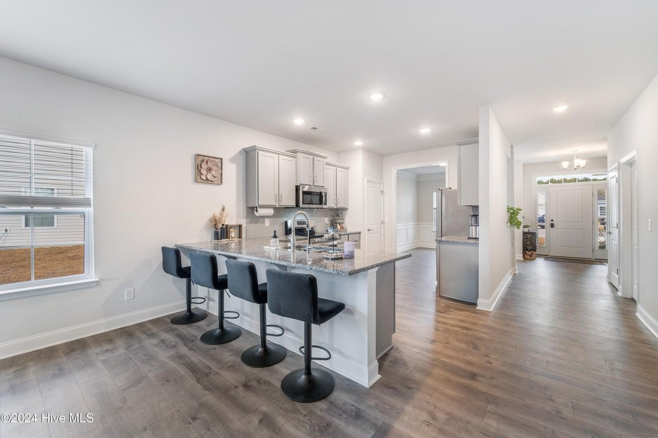 1003 Manhattan Ct - Photo 6 of 21
