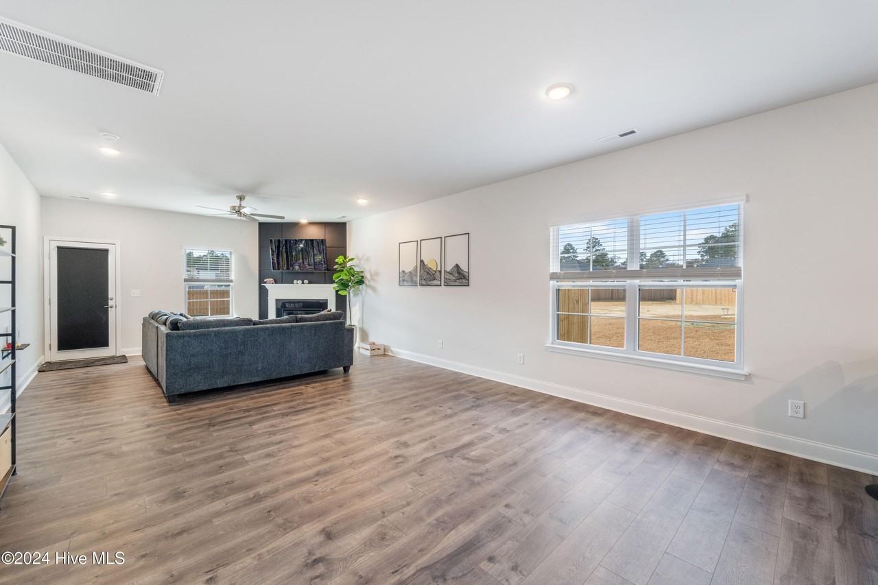 1003 Manhattan Ct - Photo 7 of 21