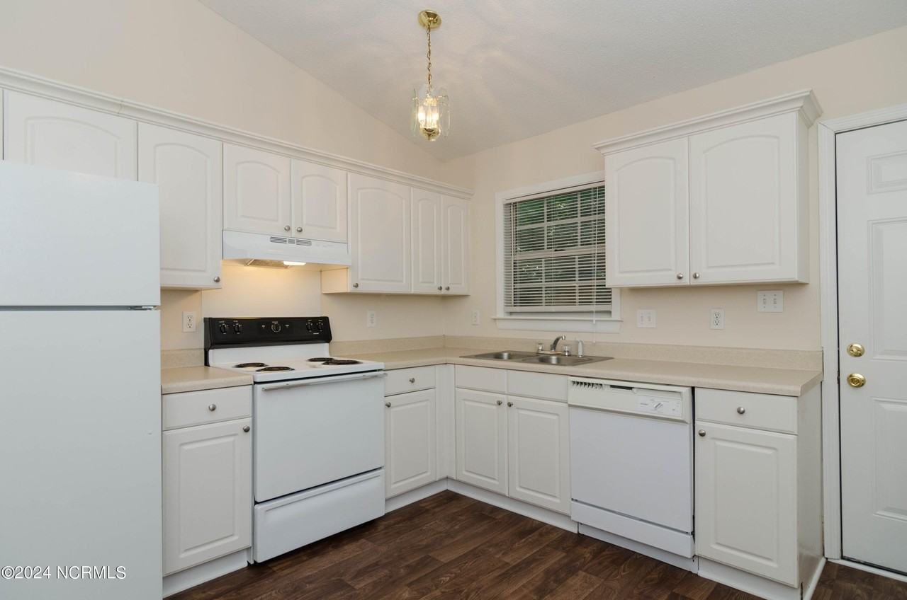 4102 Bear Ct - Photo 5 of 12