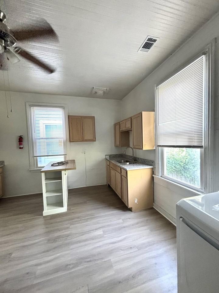 642 Crawford Ave - Photo 3 of 11