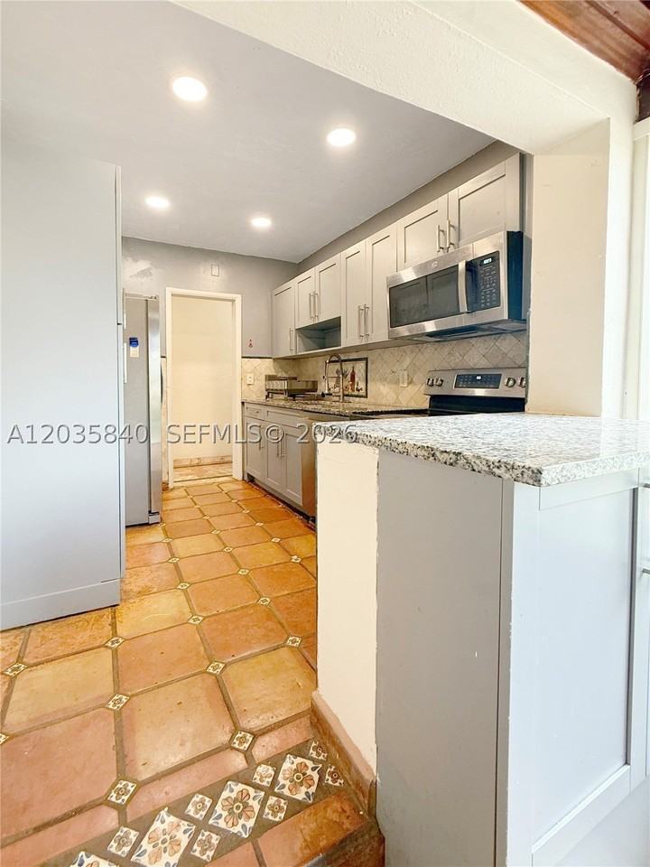 3390 Sw 75th Ave #B - Photo 5 of 19