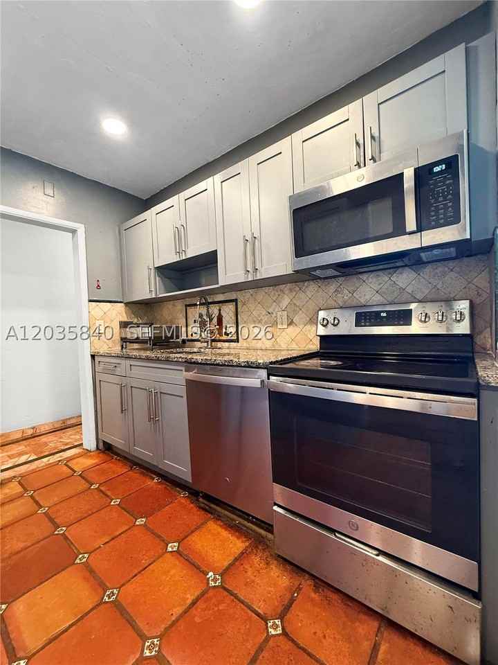 3390 Sw 75th Ave #B - Photo 6 of 19