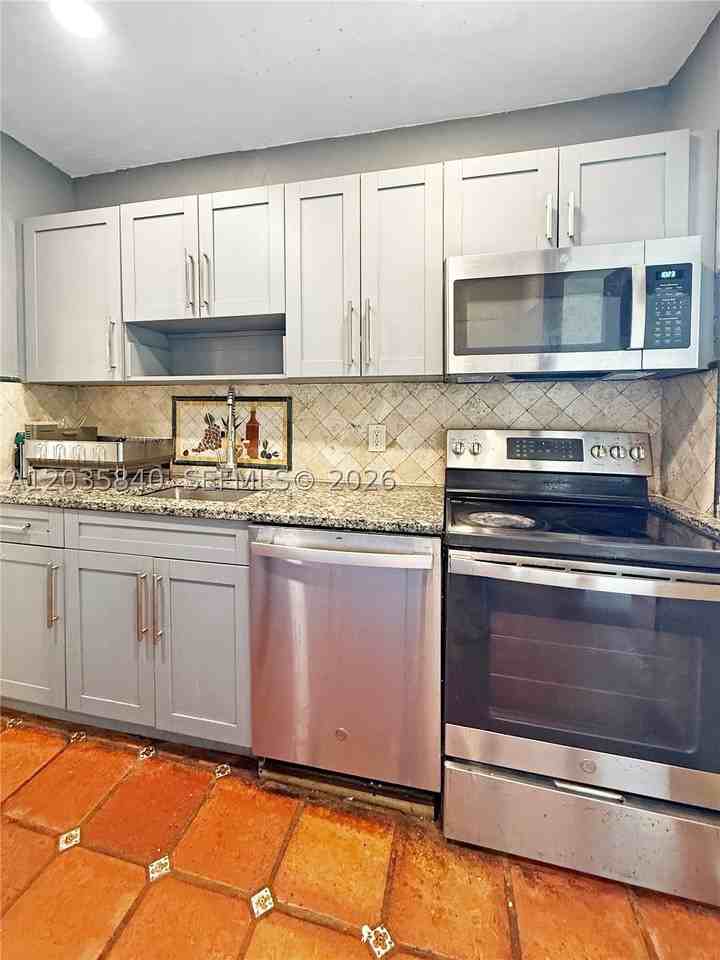 3390 Sw 75th Ave #B - Photo 7 of 19
