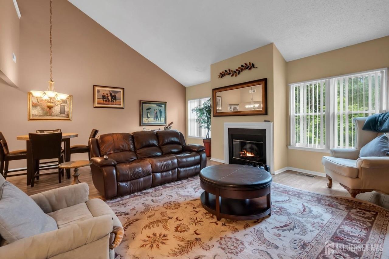 492 Bayberry Ct - Photo 4 of 38