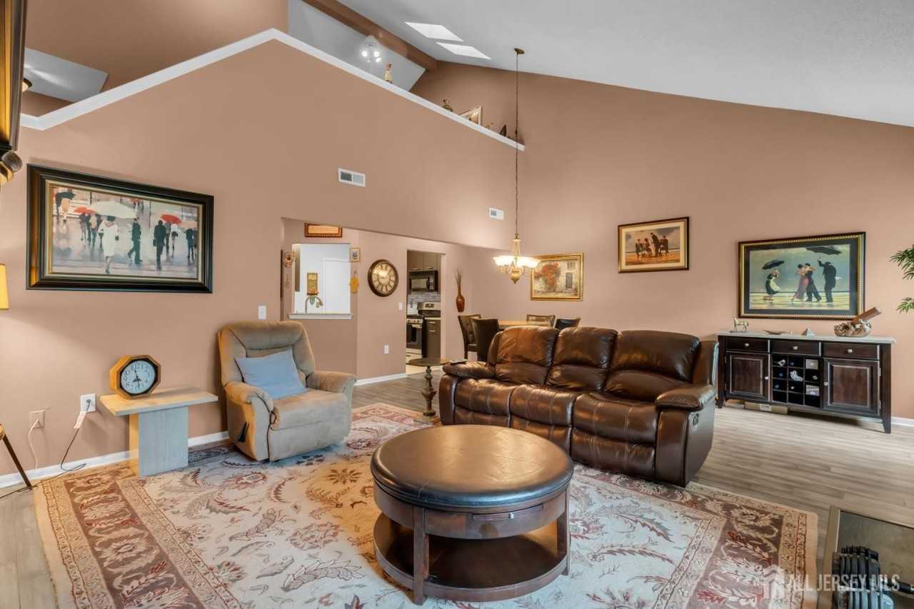 492 Bayberry Ct - Photo 5 of 38