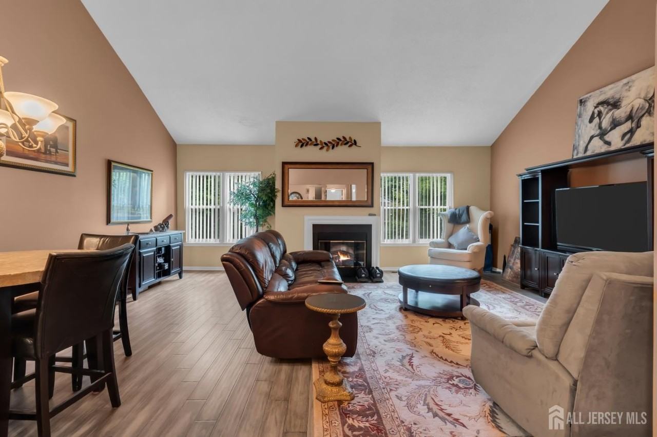 492 Bayberry Ct - Photo 6 of 38