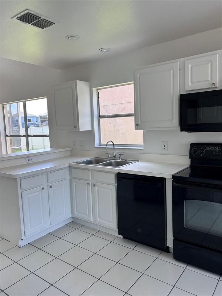 2608 Spring Hill Dr - Photo 2 of 37