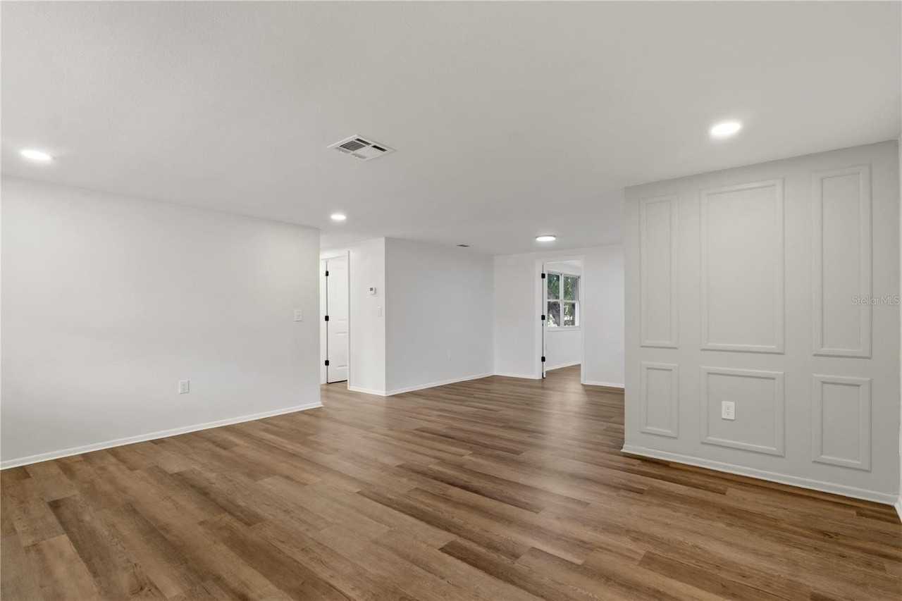 5165 Greenwood St - Photo 5 of 32