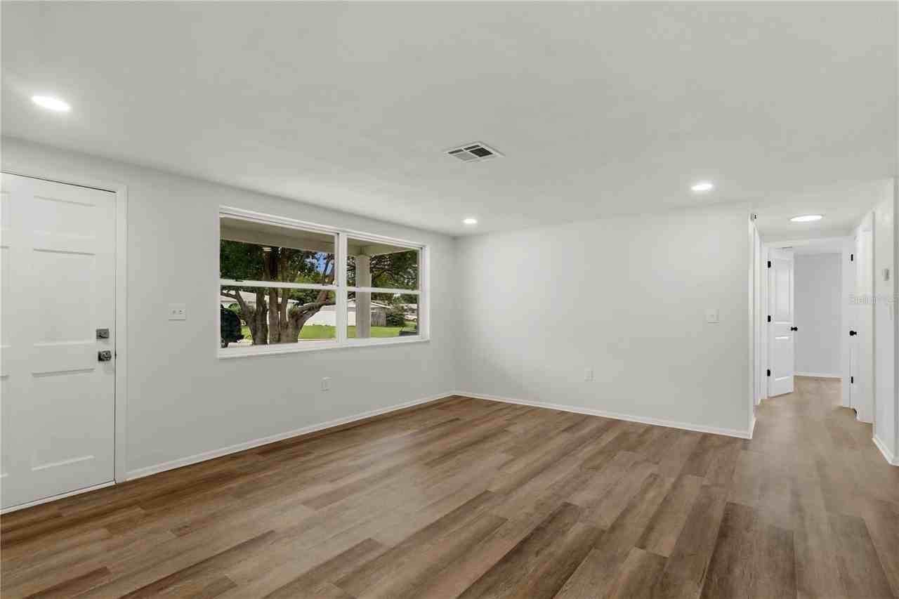 5165 Greenwood St - Photo 6 of 32