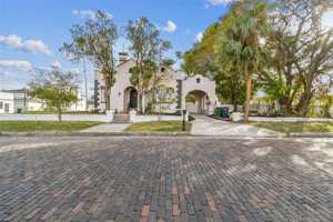 featured image of 2102 W La Salle St