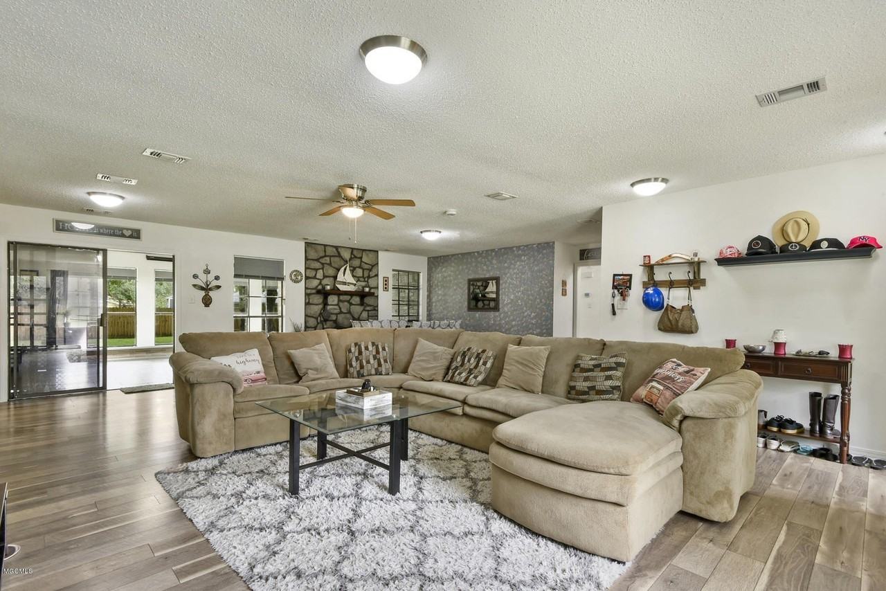 3617 Ridgecrest Dr - Photo 2 of 21