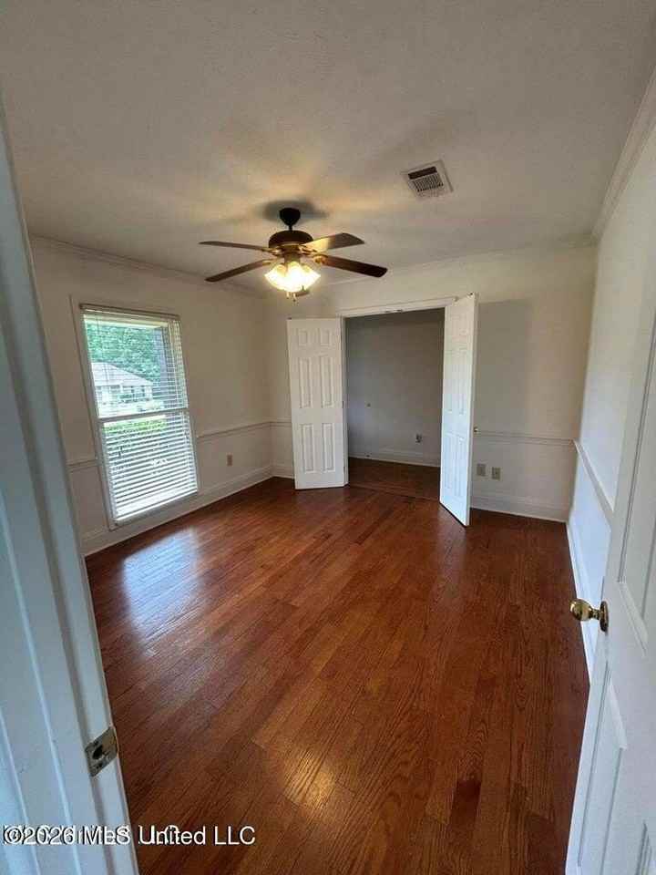 204 Foxwood Cv - Photo 3 of 16