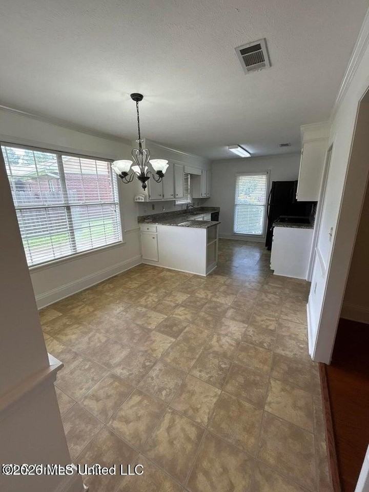 204 Foxwood Cv - Photo 4 of 16