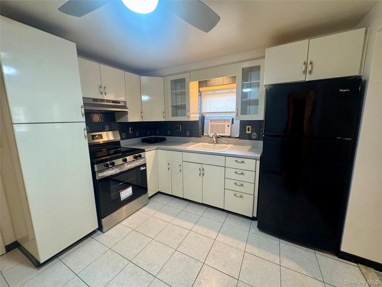 225 W 21st St - Photo 4 of 7
