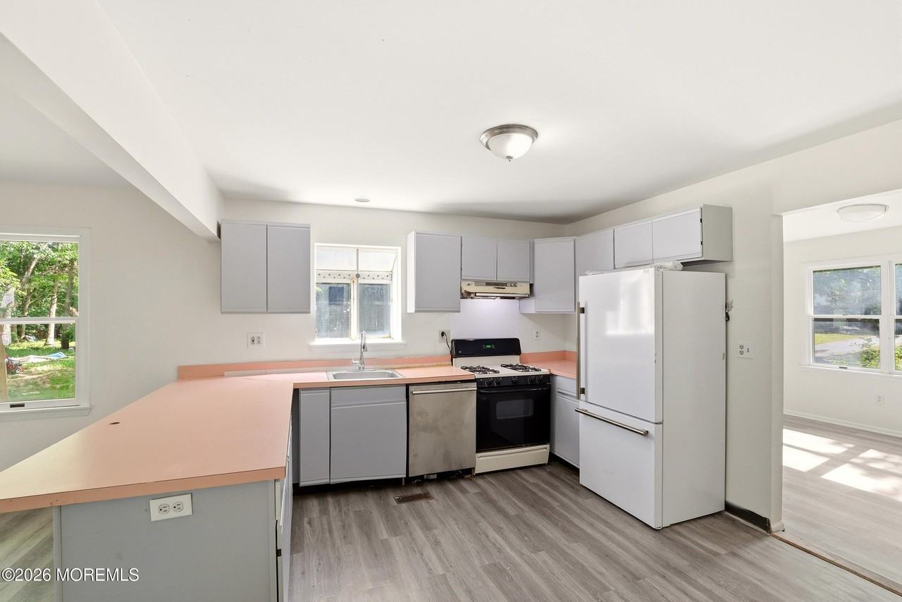 1305 Marshall St - Photo 6 of 19