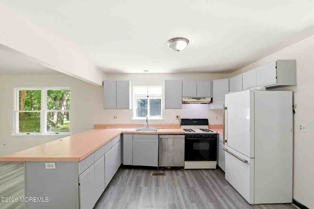 1305 Marshall St - Photo 7 of 19