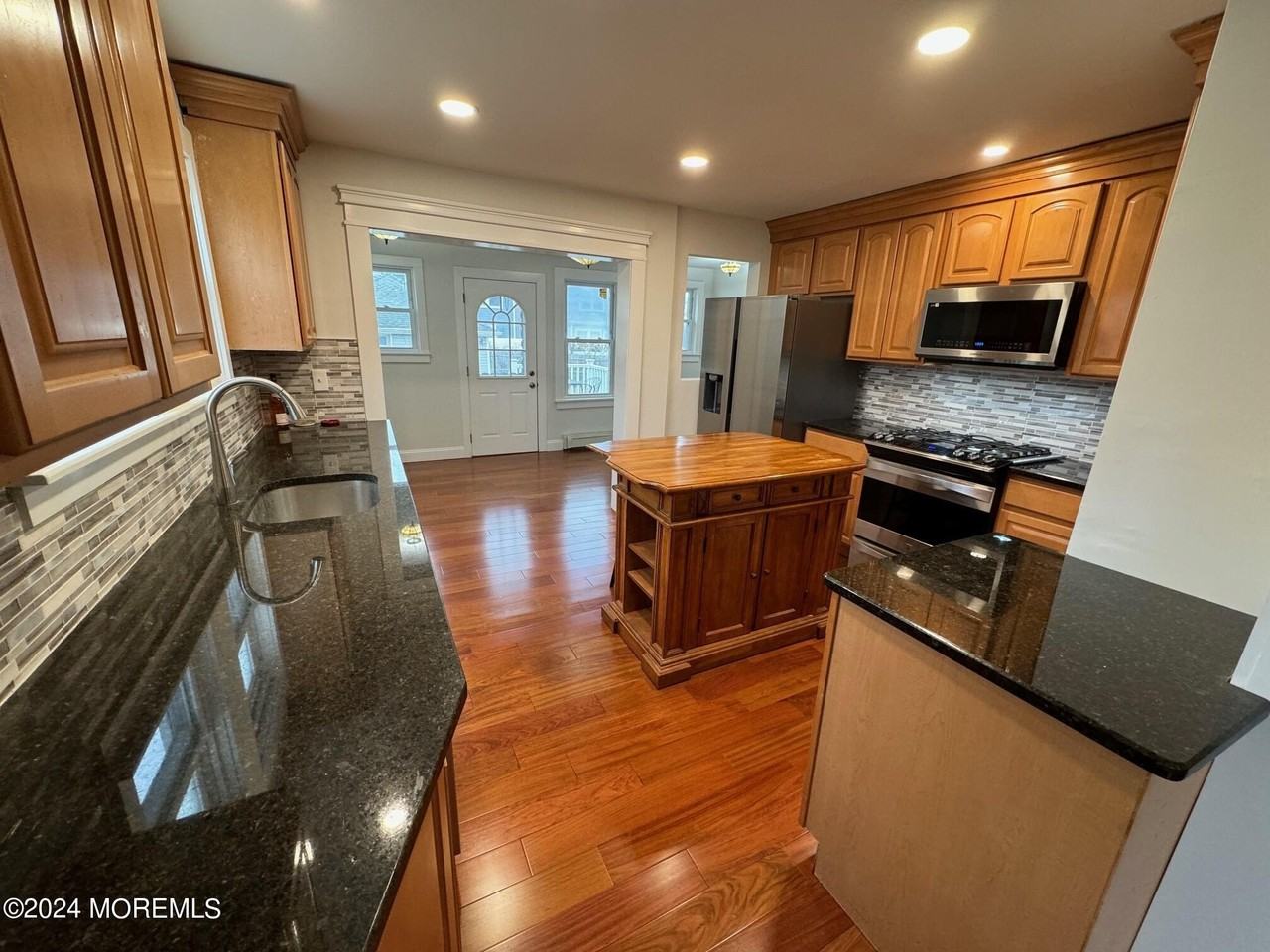 503 Forman Ave - Photo 6 of 18