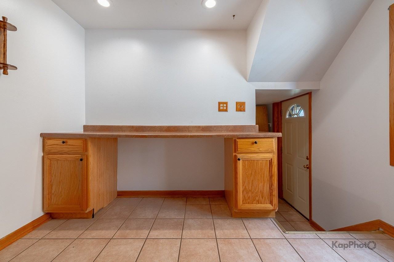 10933 S Avenue H - Photo 4 of 27