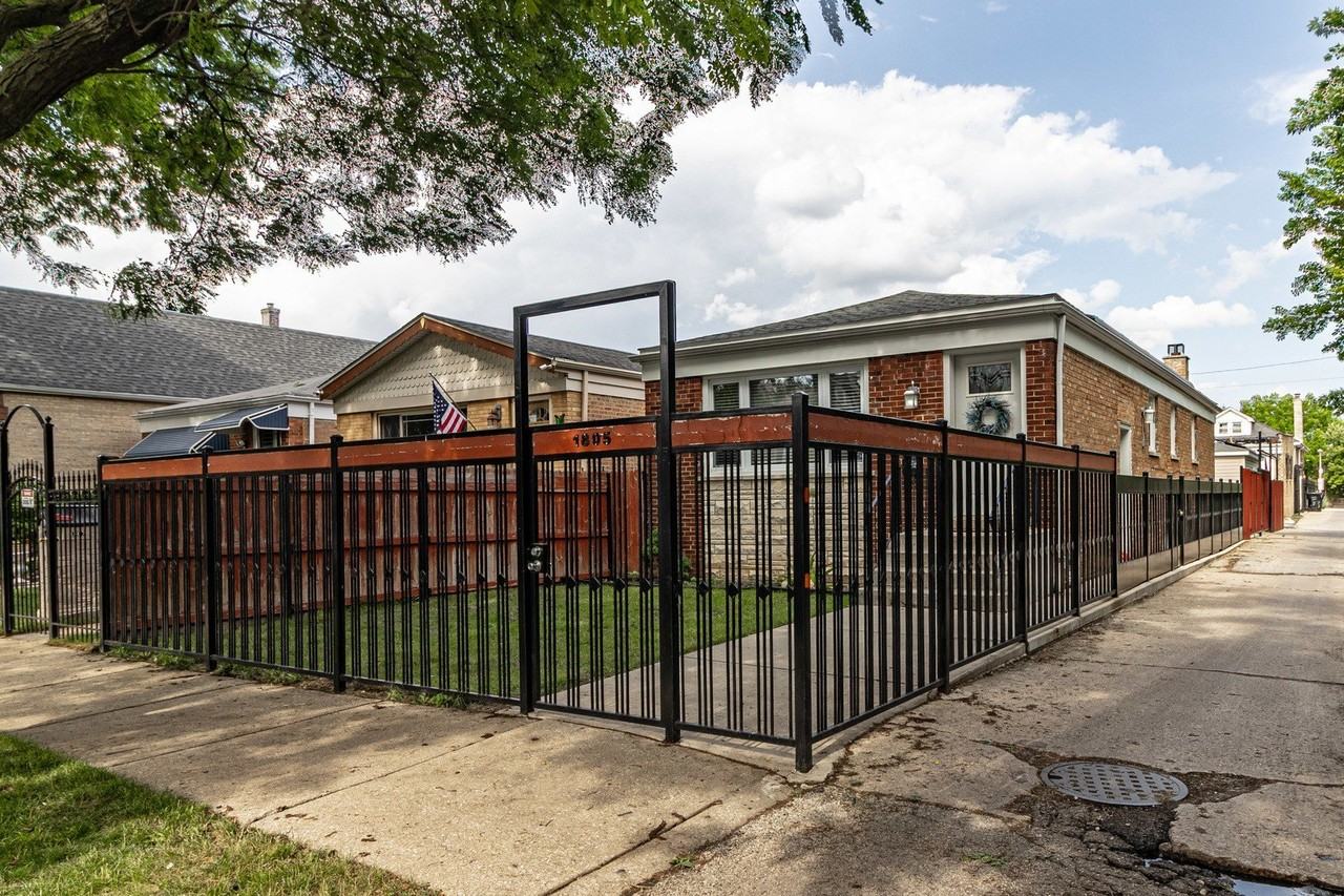 1805 N Harding Ave - Photo 2 of 15