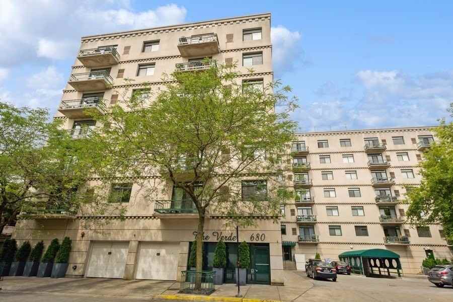 680 N Green St #306
