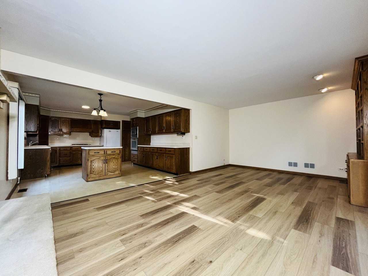 1483 Heather Ln - Photo 7 of 39