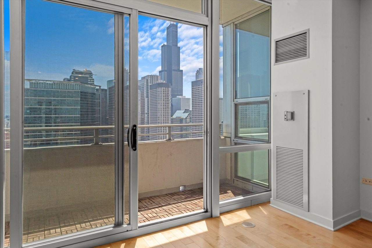 737 W Washington Blvd #2804 - Photo 4 of 34