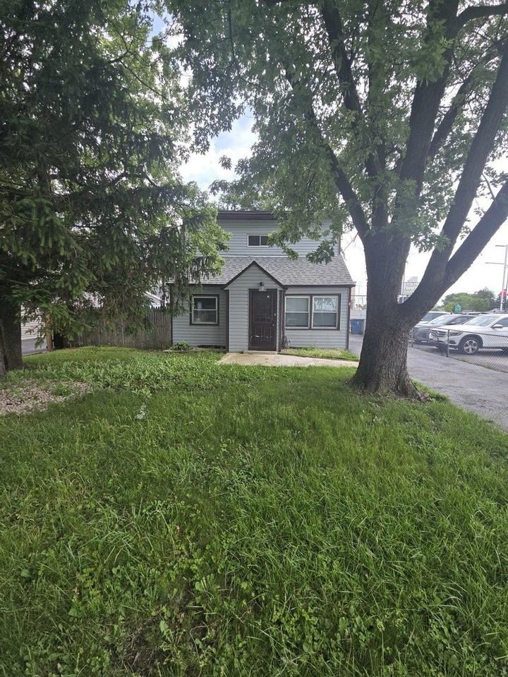 7139 W 74th St - Photo 2 of 18