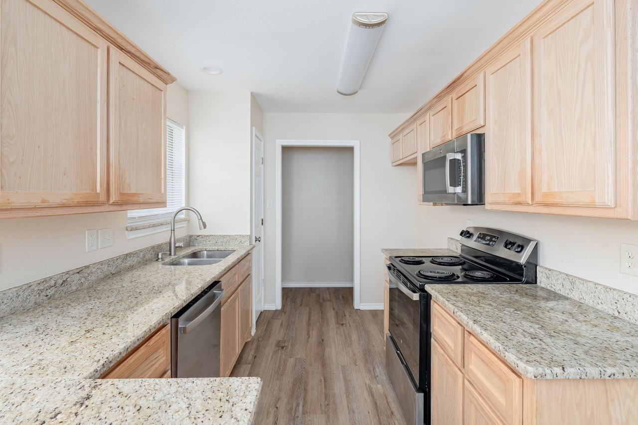 1803 Park Pl - Photo 5 of 17