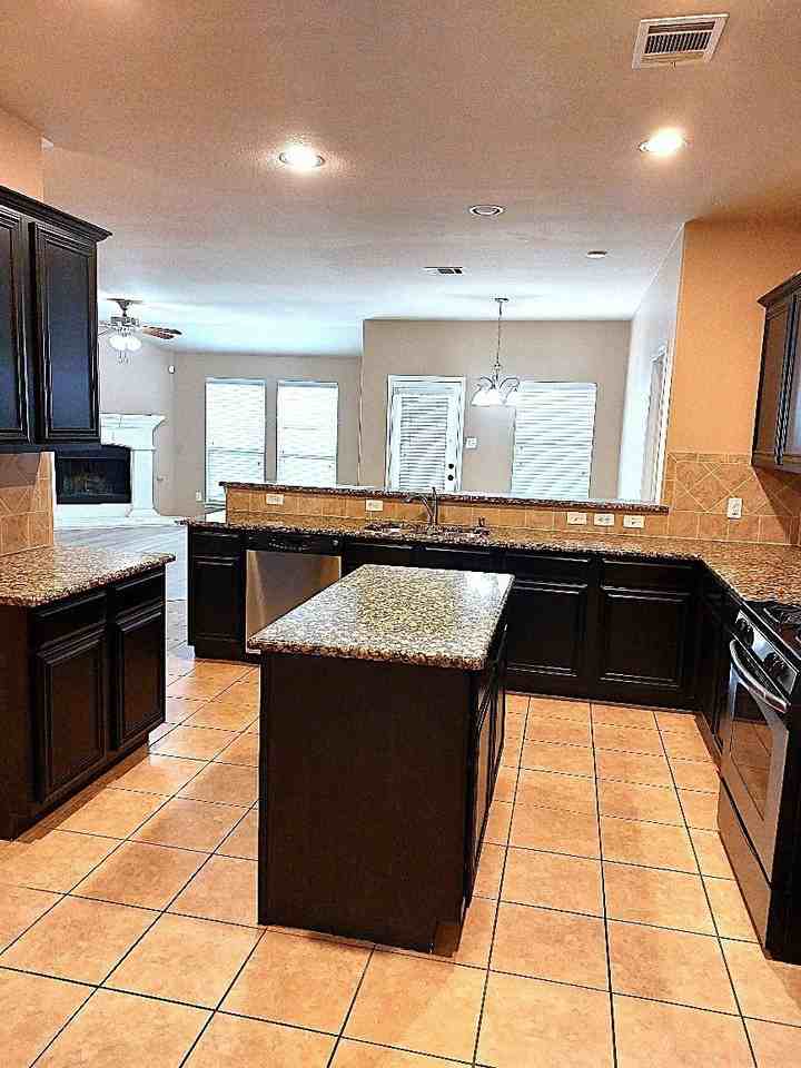 1113 Haskell Dr - Photo 2 of 25
