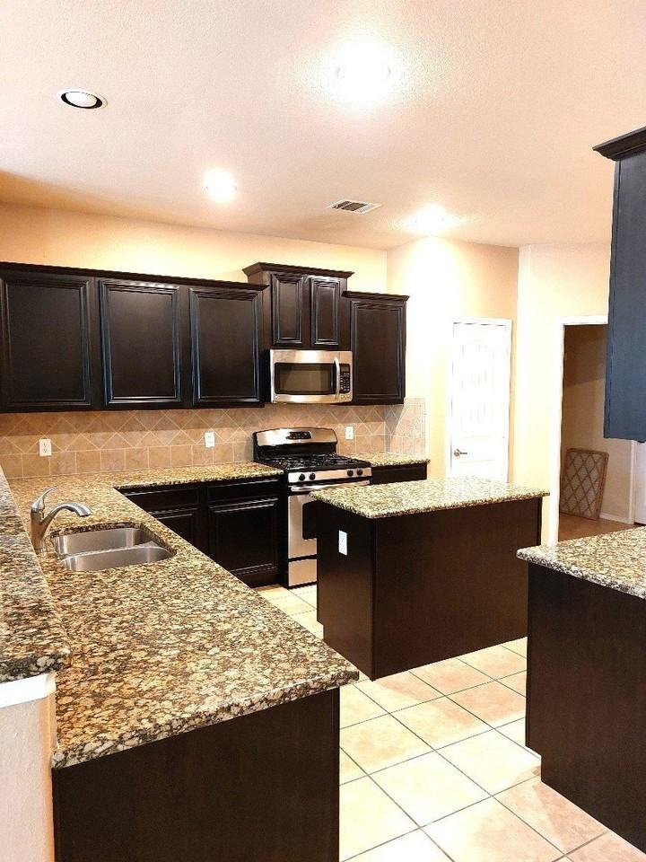 1113 Haskell Dr - Photo 5 of 25