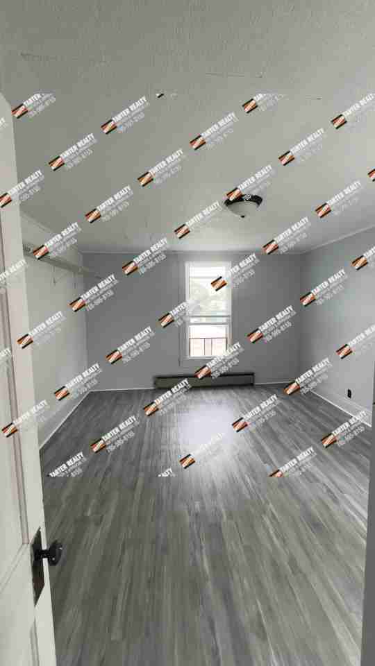 233 1/2 W Washington St #1 - Photo 5 of 9