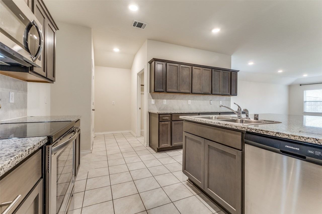 311 Milo Way - Photo 3 of 23